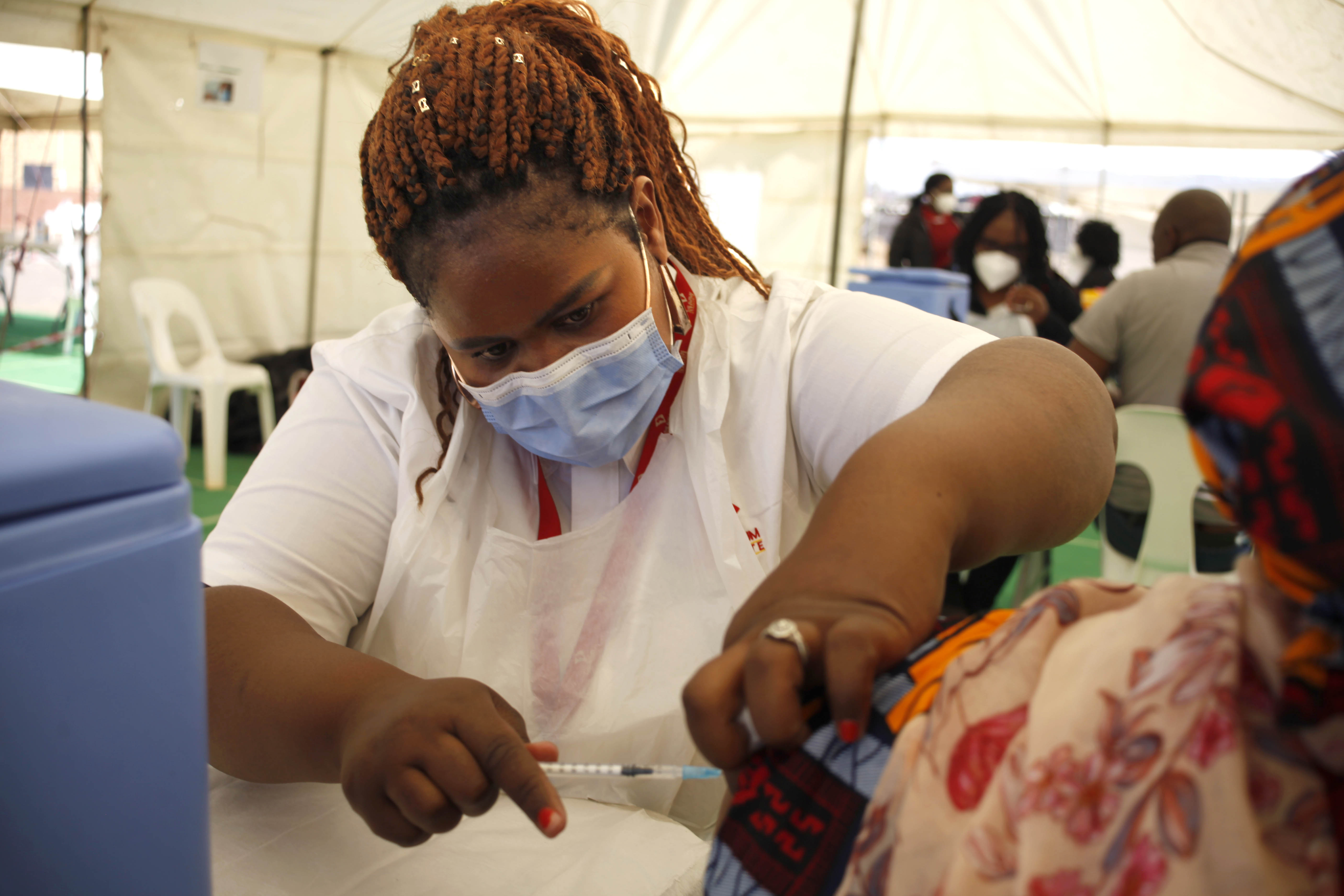 New collaboration to research COVID-19 vaccine strategies for people living with or without HIV